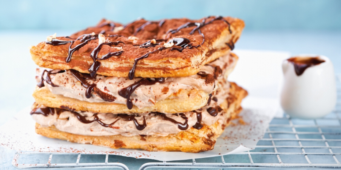 Tiramisu με σφολιάτα και σιρόπι σοκολάτας 