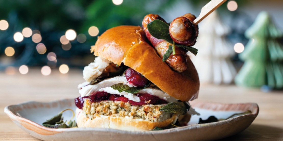 Burger με κιμά γαλοπούλας, παντζάρι, χαλούμι & λουκάνικα