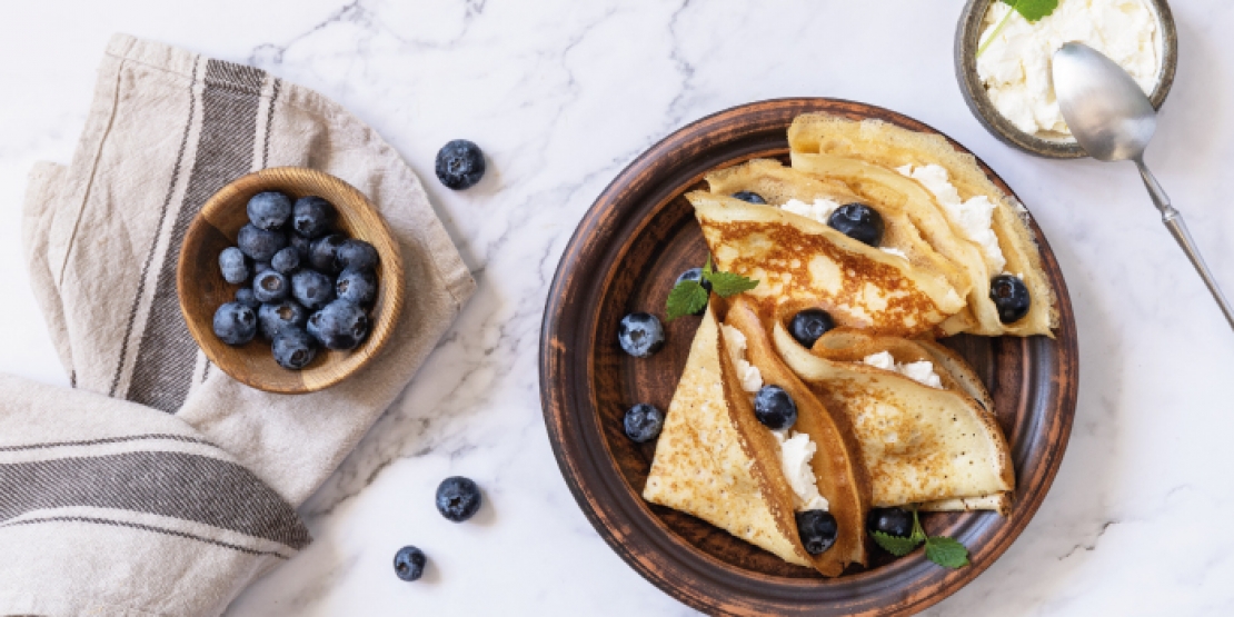 Κρέπες με κρέμα ανθότυρου, μέλι και μύρτιλα