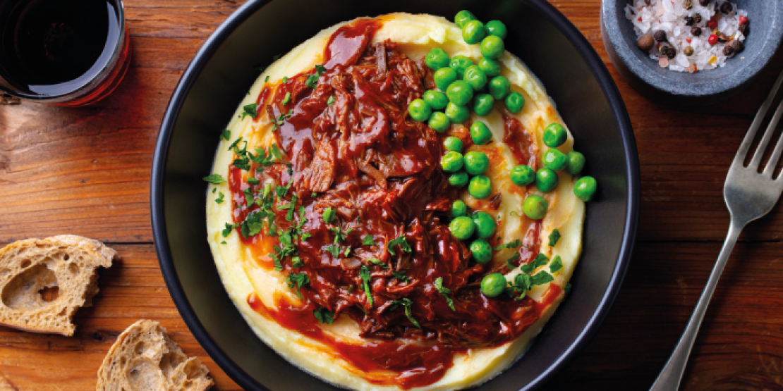 Μοσχάρι Pulled με πουρέ πατάτας και αρακά 