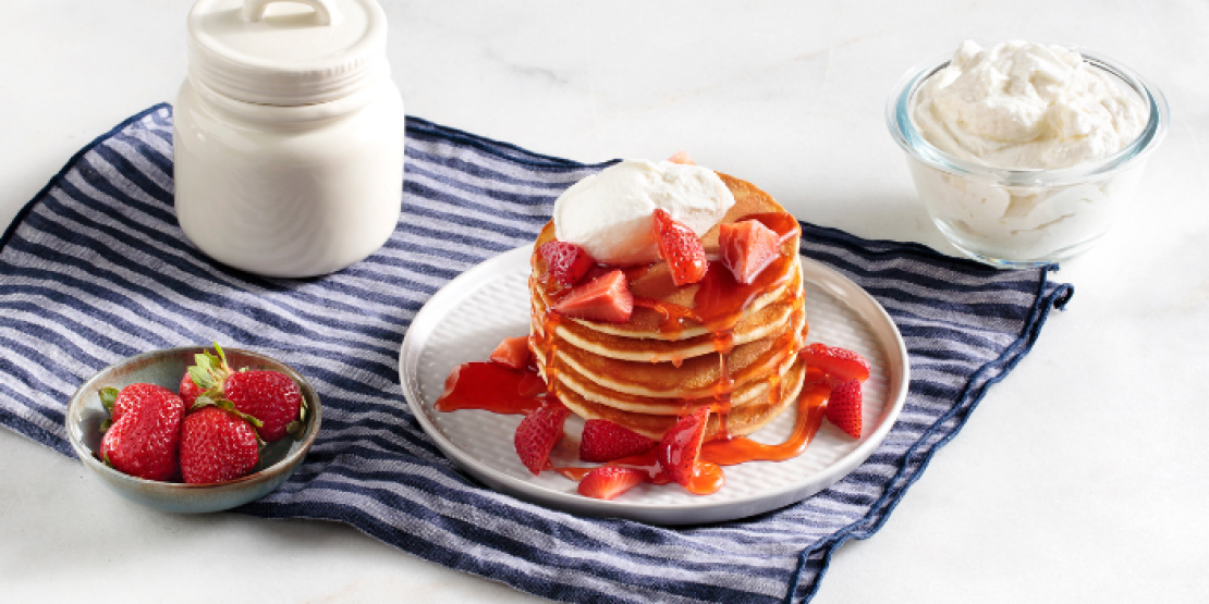 Pancakes με κρέμα γιαουρτιού και φράουλες