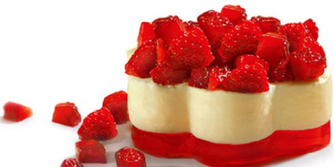 Κρέμα ζαχαροπλαστικής με ζελέ φράουλα και φράουλες