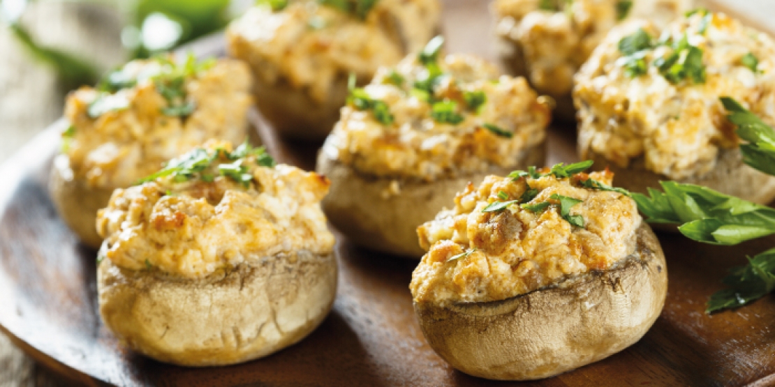 Μανιτάρια γεμιστά με τυρί, λιαστή τομάτα και καρύδια