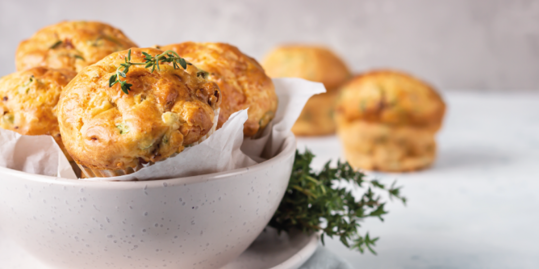 Αλμυρά muffins με μπέικον και λιαστή τομάτα 