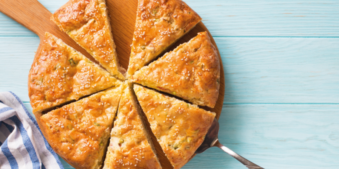 Πίτα με φρέσκο κρεμμυδάκι, φέτα και μπέικον 