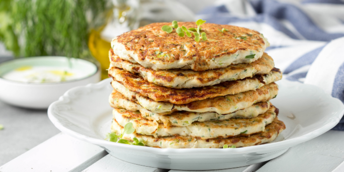 Αλμυρά pan cakes με κοτόπουλο, μυρωδικά και ντιπ τυριού με καλαθάκι Λήμνου